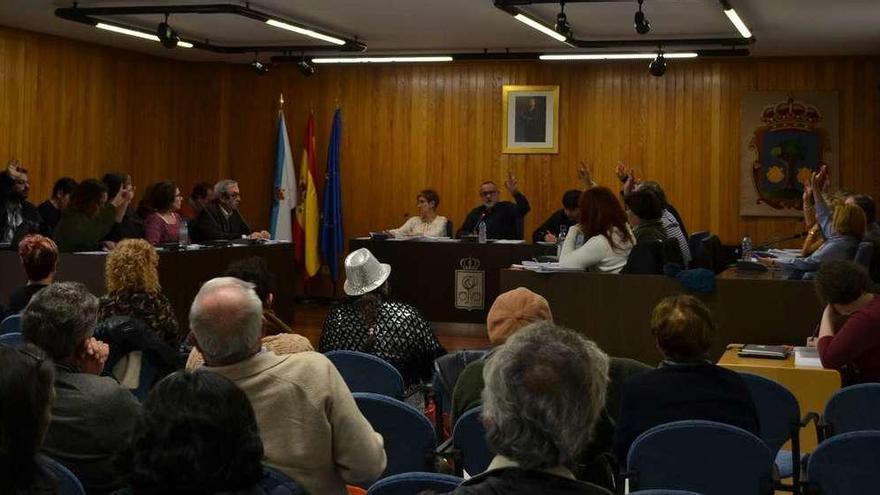 Votación de la moción por las víctimas del franquismo, ayer, en el salón de plenos de Cambre.