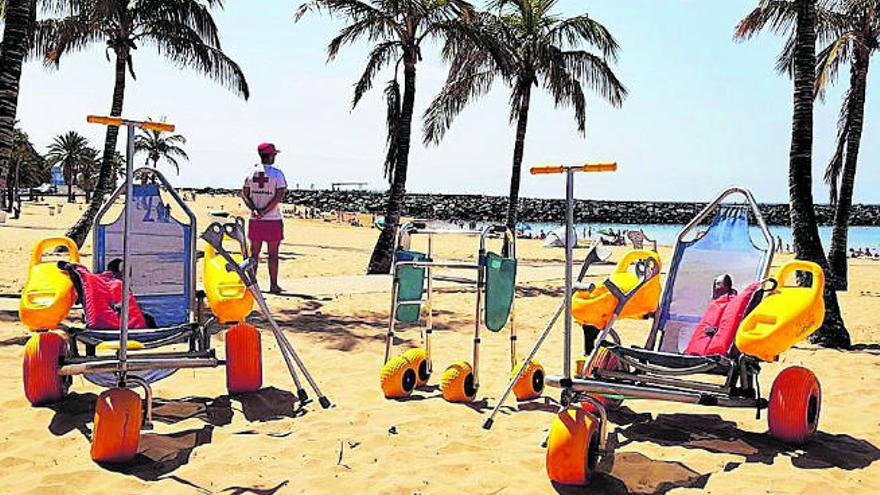 Servicio de baño adaptado en la playa de Las Teresitas.