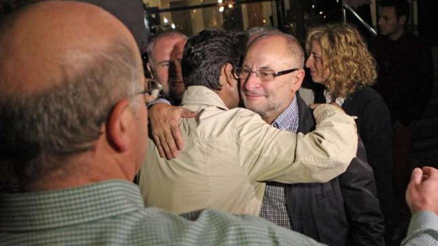 Francisco Rodríguez, la madrugada del sábado, recibe el abrazo de varios amigos al salir del juzgado. / j. regal