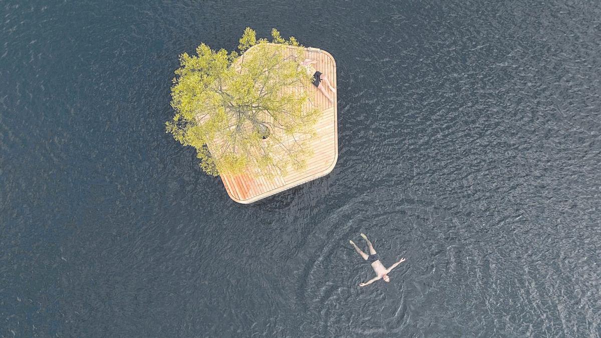 Bañistas disfrutando de una de las islas flotantes.