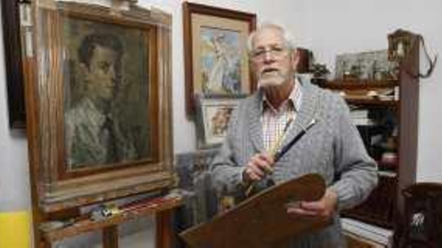 Rodrigo Vivar, en el taller de su casa, con uno de sus primeros autorretratos, pintado a comienzos de los años 50.