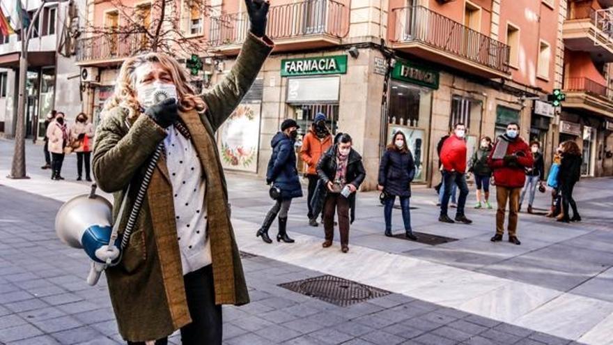 Comeciantes y hosteleros salen en caravana hoy por los cierres