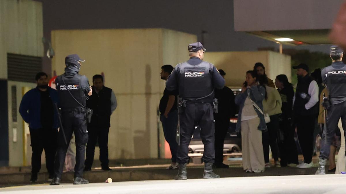 Agentes de la Policía Nacional a las puertas del Hospital La Fe donde sigue ingresado el herido.