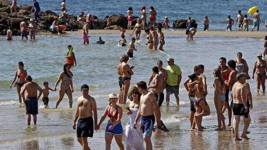 Bañistas en la playa de Samil.  // Marta G. Brea