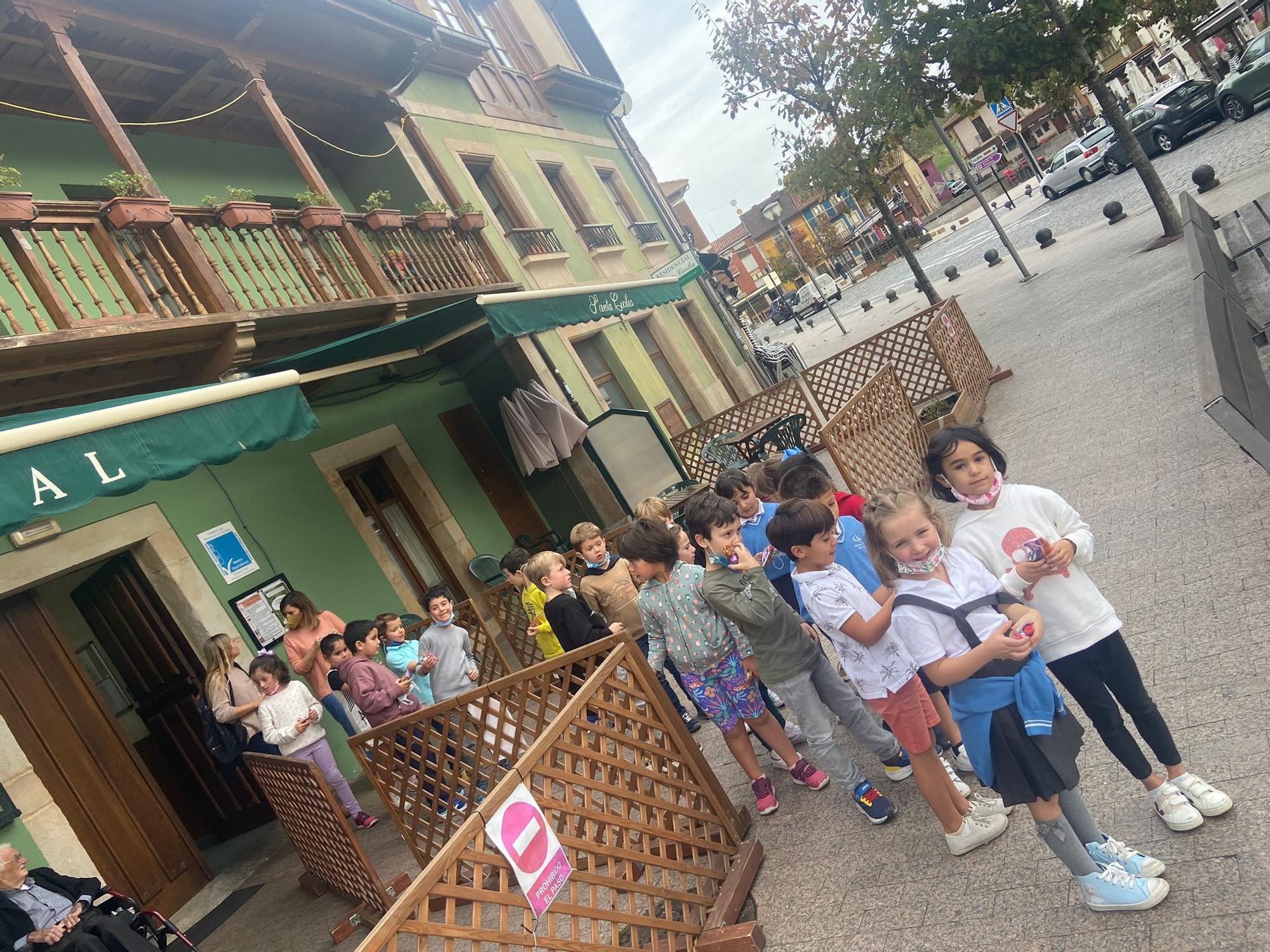 Los niños del Montoto comparten una mañana con los abuelos de la Pola