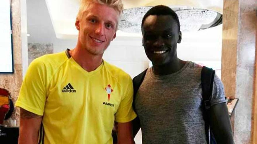 Daniel Wass recibe al también danés Pione Sisto en Florencia .// RCCV