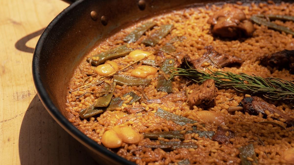 La carta ofrece desde el arroz de marisco hasta la paella valenciana.