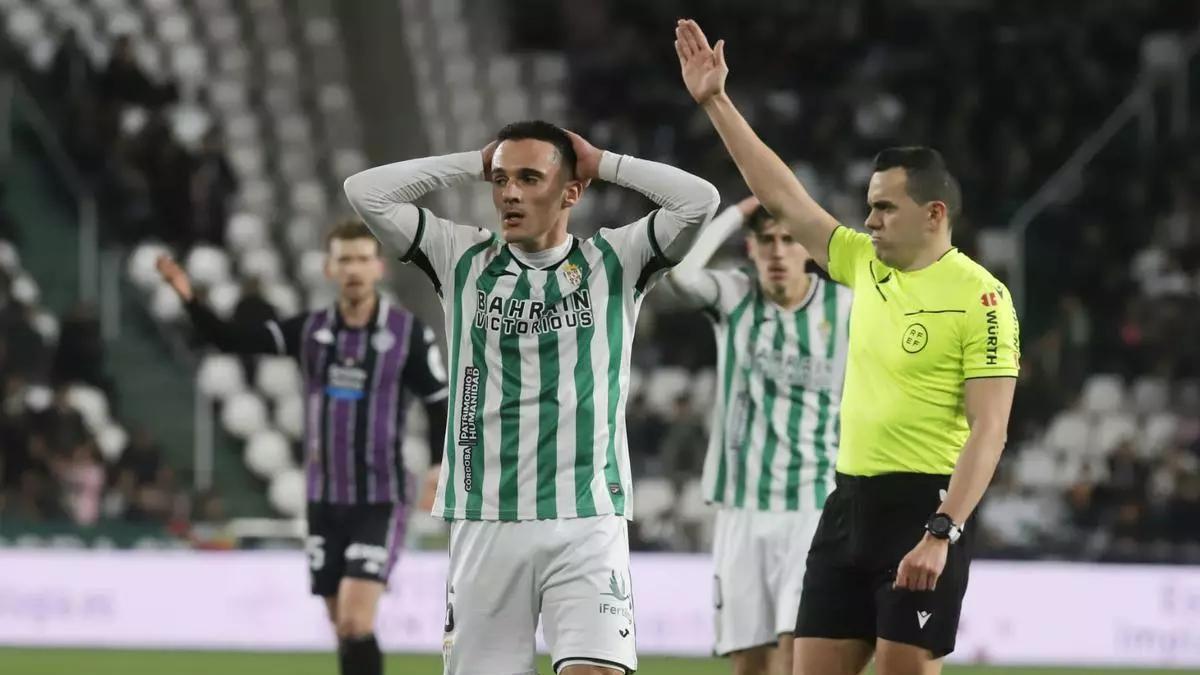 Pérez Hernández, a la derecha de Diego Bri, en el Córdoba CF-Valladolid en El Arcángel.