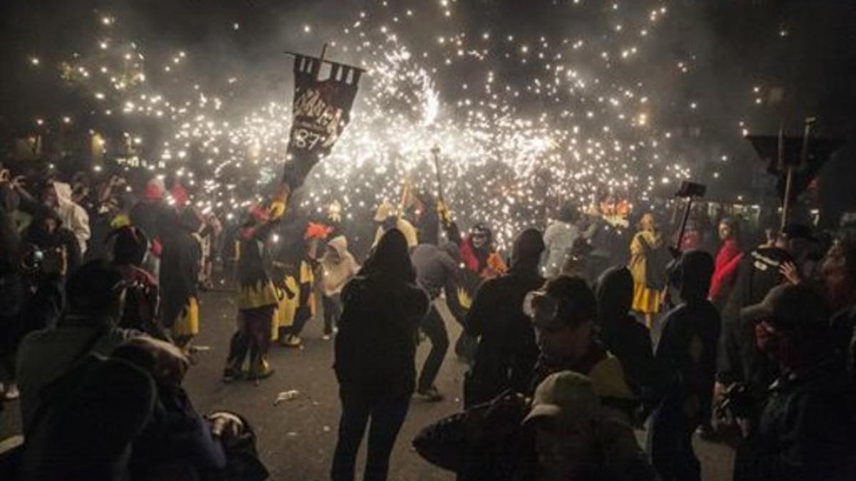 Una imagen del 'correfoc', en la Via Laietana, ayer.