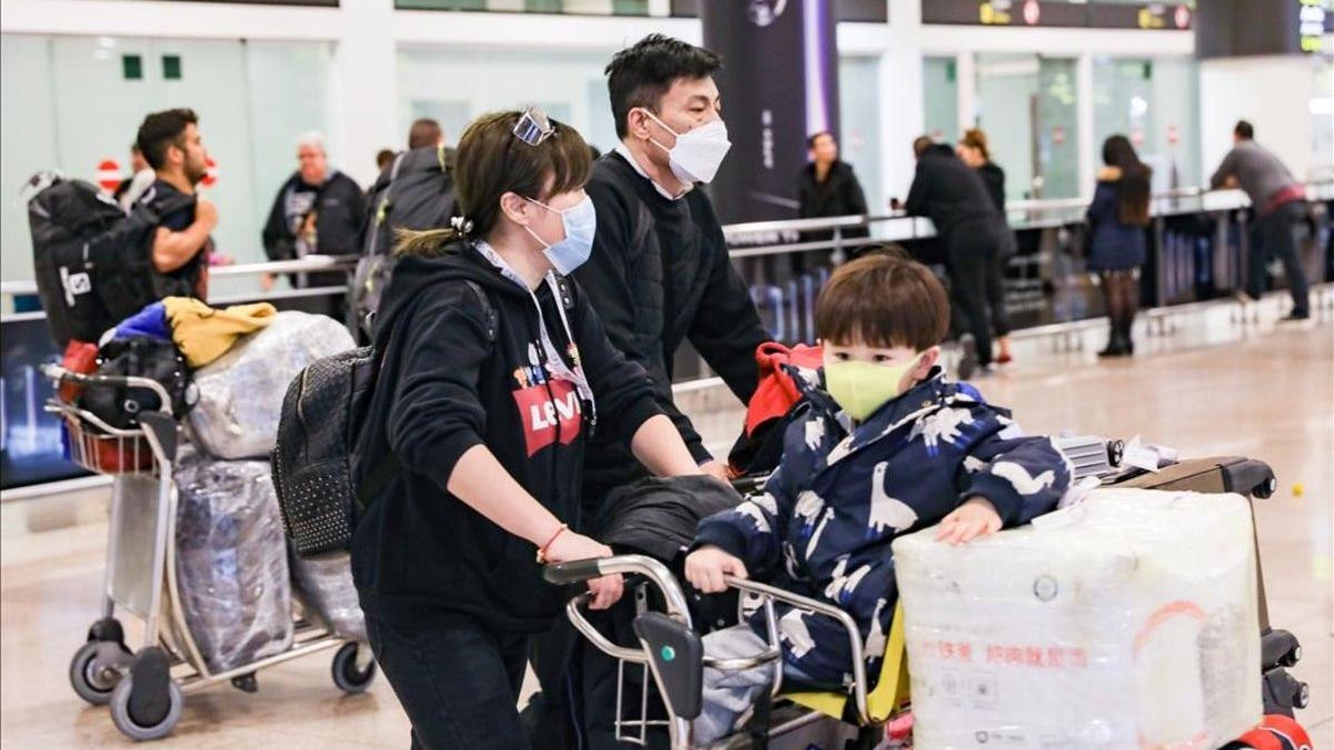 Llegada a Barcelona de pasajeros de un vuelo de Air China procedente de Beijing. Los pasajeros van con mascarilla por el coronavirus