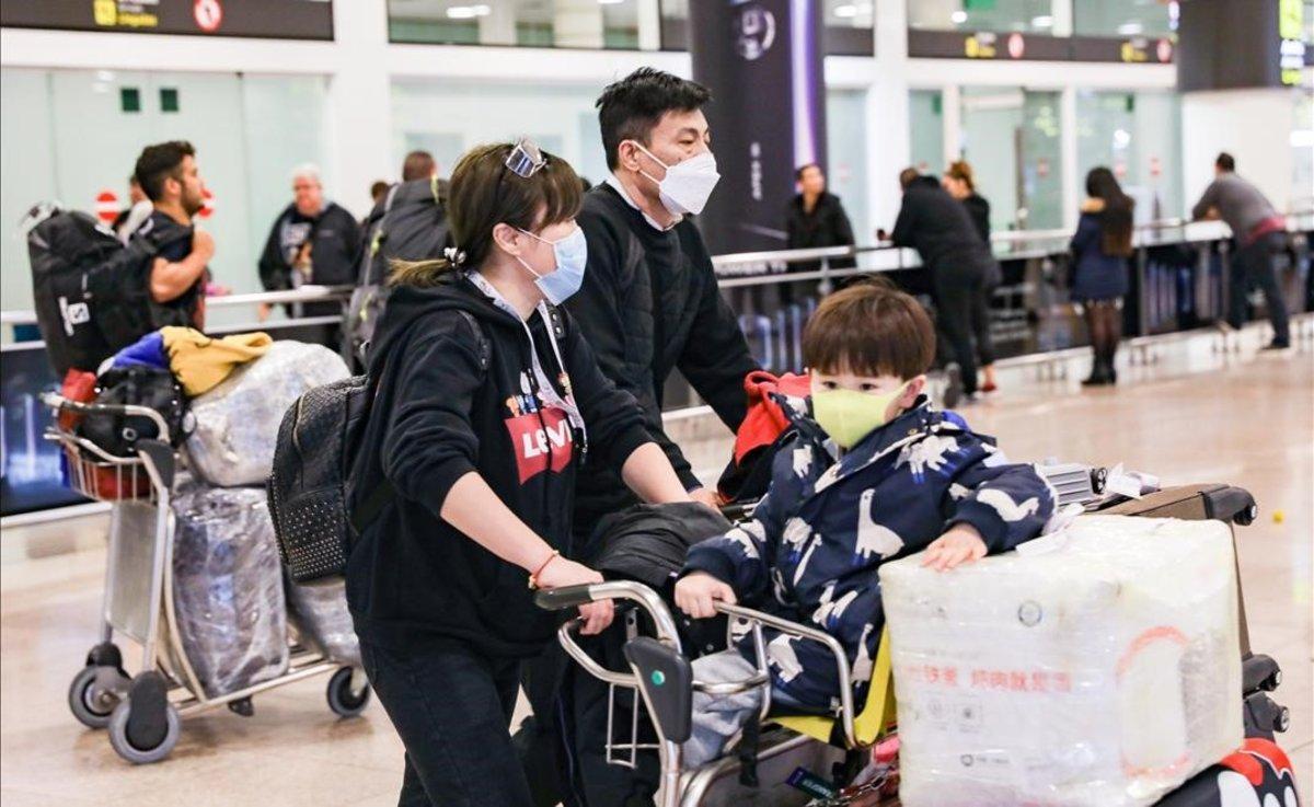 Llegada a Barcelona de pasajeros de un vuelo de Air China procedente de Pekín.