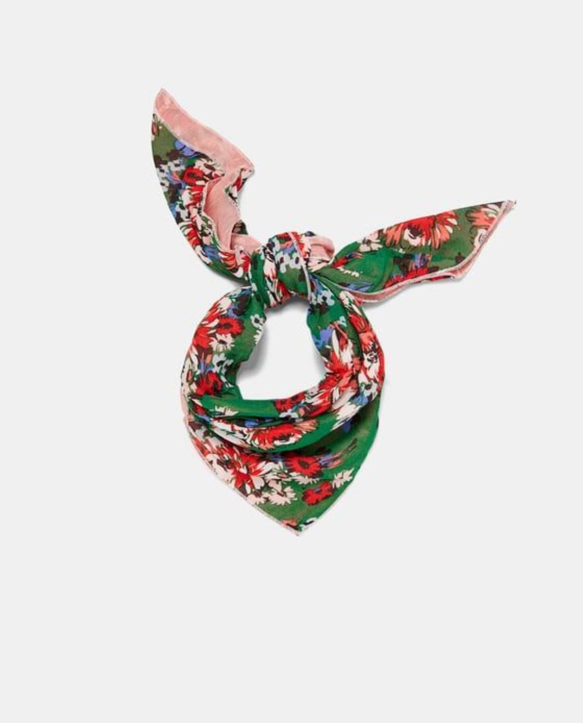 Pañuelo estampado de flores de Zara. (Precio: 12, 95 euros)