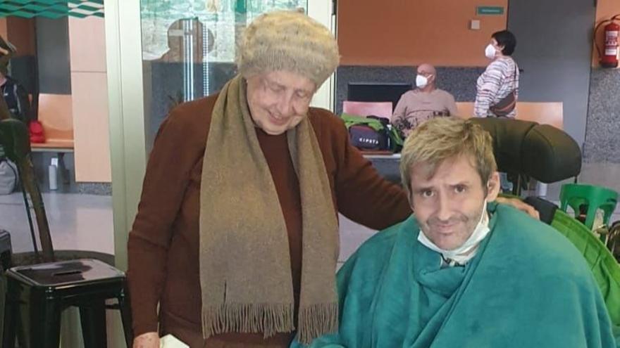Pedro, junto a su madre, en el hospital