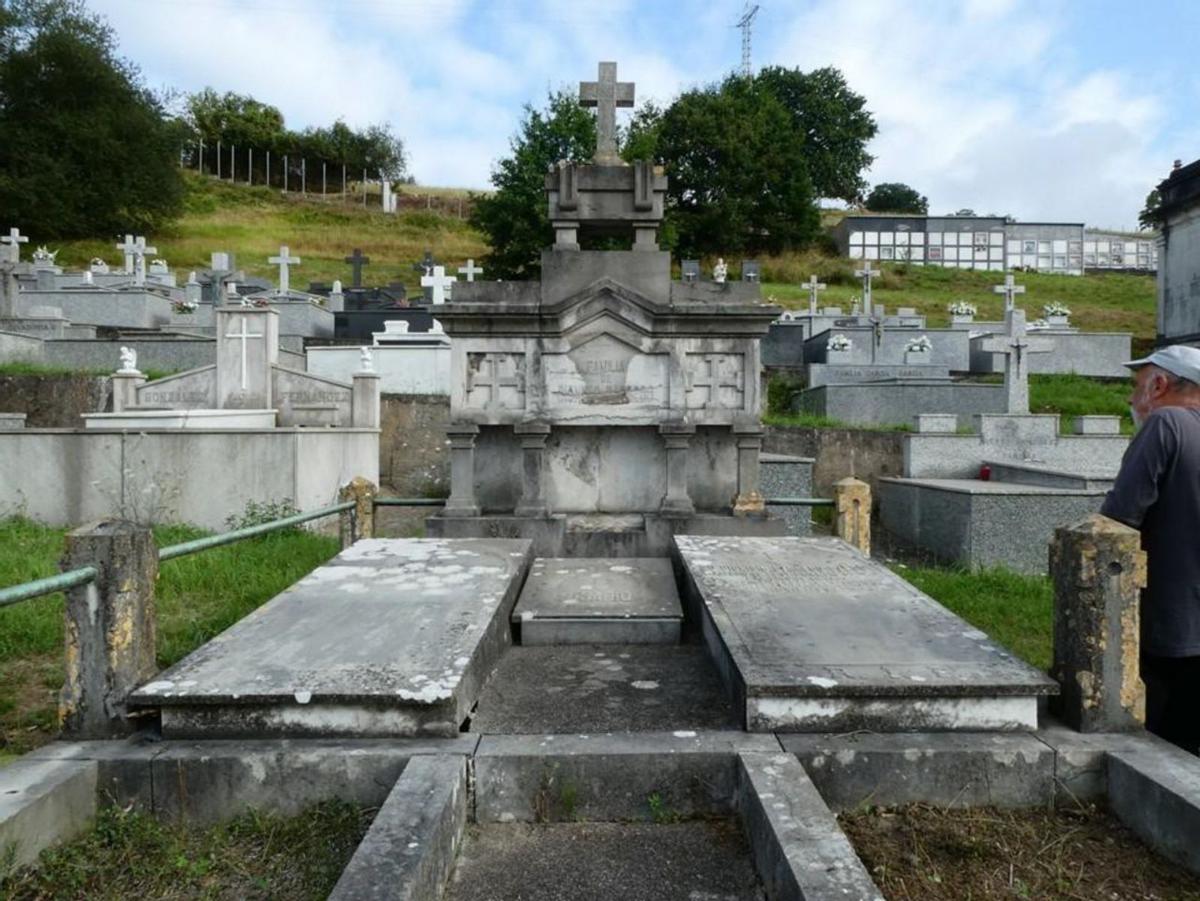 Arriba, el panteón familiar de los Barredo en el cementerio de Grado. Junto a estas líneas, restos óseos exhumados de la tumba, clasificados por tipo de hueso y lateralidad.
