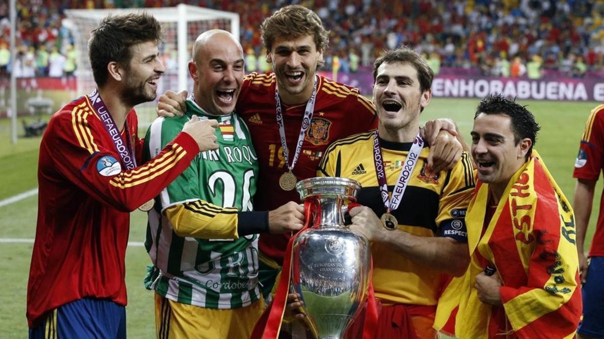 Piqué, Reina, Llorente, Casillas y Xavi celebran la Eurocopa del 2012 en Ucrania.