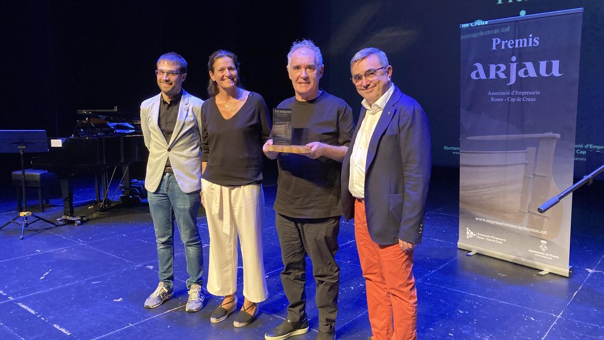 El xef Ferran Adrià mostra el premi Arjau d&#039;Honor atorgat per l&#039;Associació d&#039;Empresaris Roses-Cap de Creus