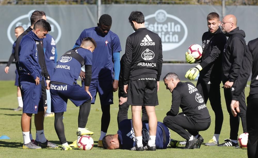 Los jugadores del Celta, durante el entrenamiento de este lunes en A Madroa