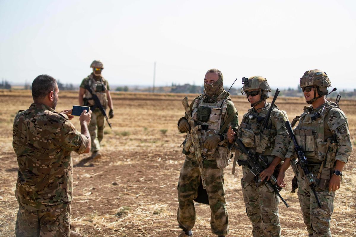 Tropas de Rusia y de Estados Unidos se encuentran sobre el terreno cerca de la ciudad siria de Al-Qahtaniyah, en la provincia de Hasakah, cerca de la frontera con Turquía.