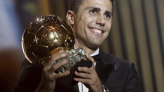 Rodri Hernández exhibeix la Pilota d’Or en la gala que es va celebrar l’octubre del 2024 a París. | MOHAMMED BADRA / EFE