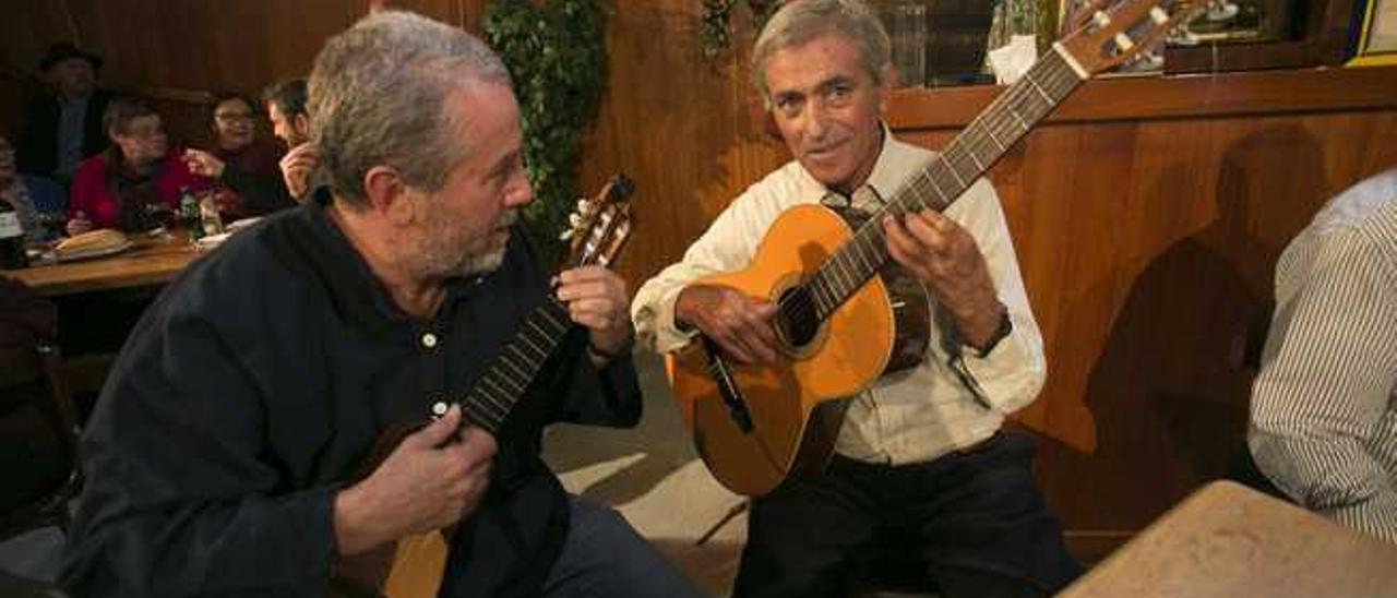 Casimiro Camacho (derecha) tuvo el detalle de acompañar a la guitarra al timplista Domingo Rodríguez &#039;El Colorao&#039;.