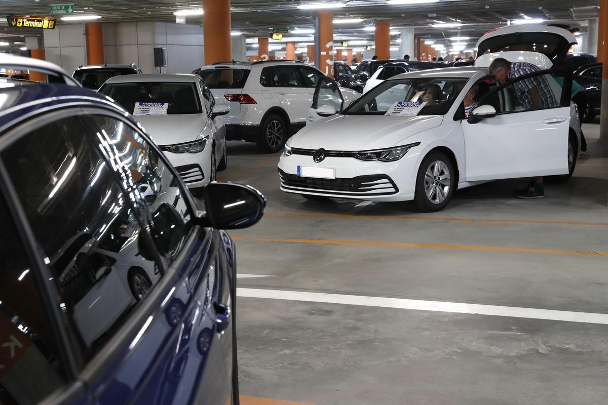 QUINTA EDICION DE LA FERIA DE VEHICULOS DE OCASION DEL GRUPO PEREZ RUMBAO EN EL AEROPUERTO DE PEINADOR ( VIGO ).