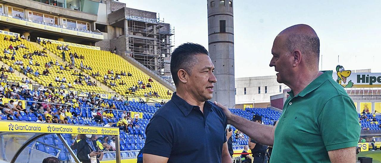 José Mel Pérez dialoga con Ambriz, preparador del Huesca, antes del inicio del pulso de la tercera jornada de LaLiga.  | | ANDRÉS CRUZ