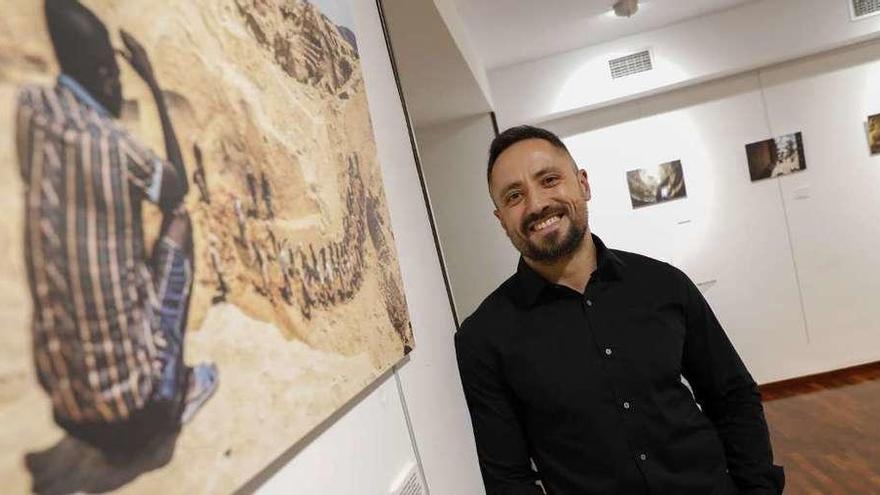 Yeray Menéndez, junto a una de las fotos que expone desde ayer en Avilés.