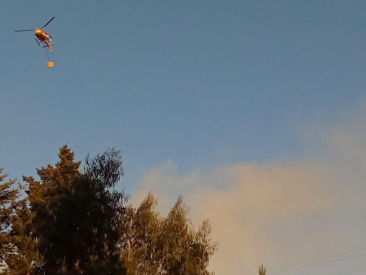 Uno de los helicópteros sobrevuela el incendio