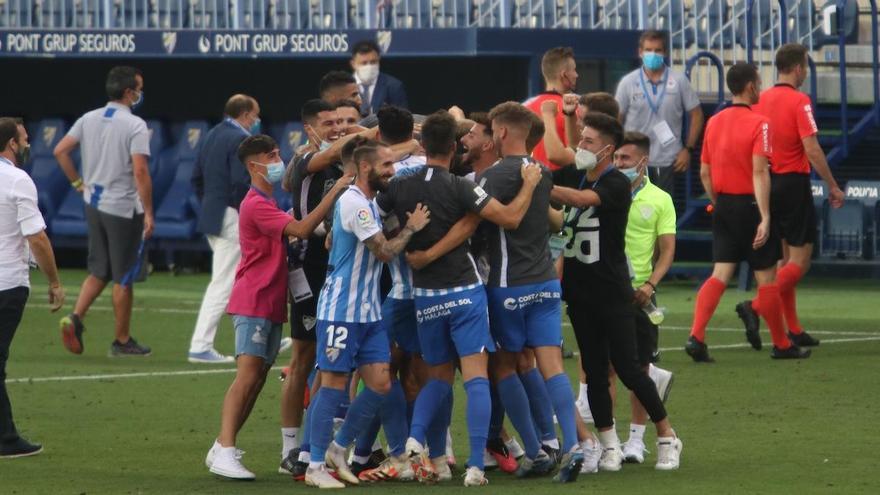 Los jugadores del Málaga CF celebran el importante triunfo logrado el pasado miércoles frente al Deportivo de la Coruña en La Rosaleda.
