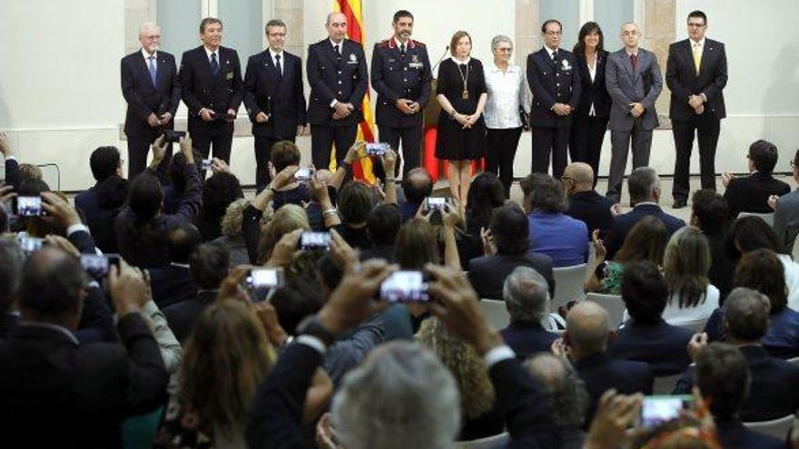 La presidenta del Parlament, Carme Forcadell, en una foto de grup amb els cossos de seguretat i d&#039;emergències homenatjats ahir