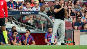 Piqué, Busquets y Alba, en el banquillo, ante Xavi durante el Barça-Elche del Camp Nou.