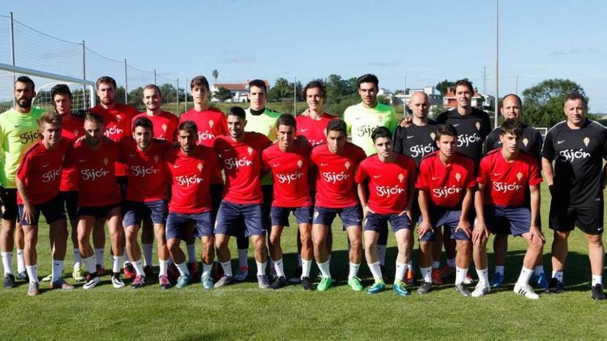 Foto de familia del Sporting B, ayer, en el campo número 4 de Mareo.