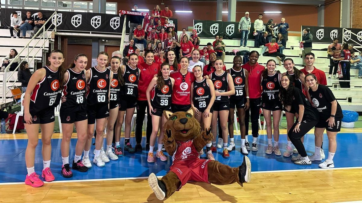 Las jugadoras del Infantil A del Casademont junto a las del primer equipo en Tarragona.