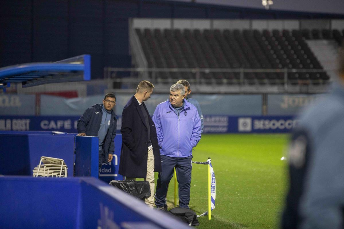 Onésimo Sánchez conversa con el director deportivo, Patrick Messow.