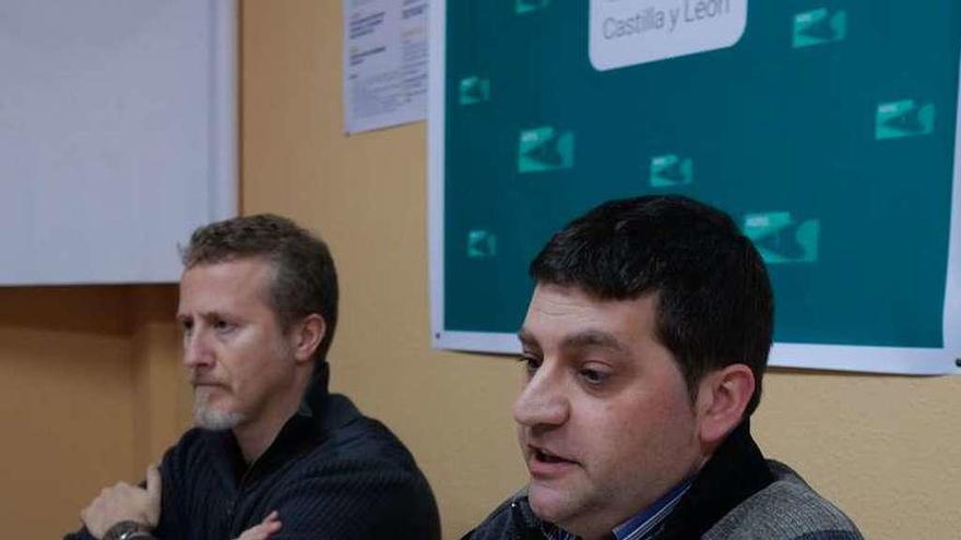 Óscar J. Ortubay y Cándido Ruiz durante la rueda de prensa.