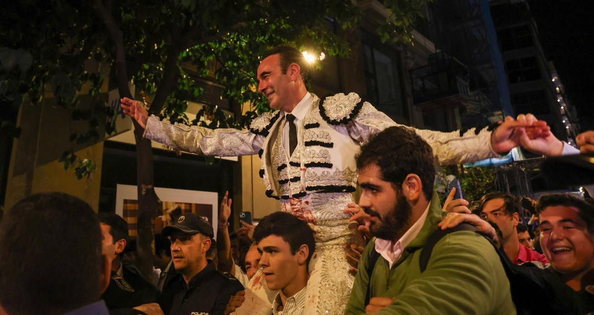La salida en hombros de Ponce fue una auténtica locura por las calles de València camino del hotel