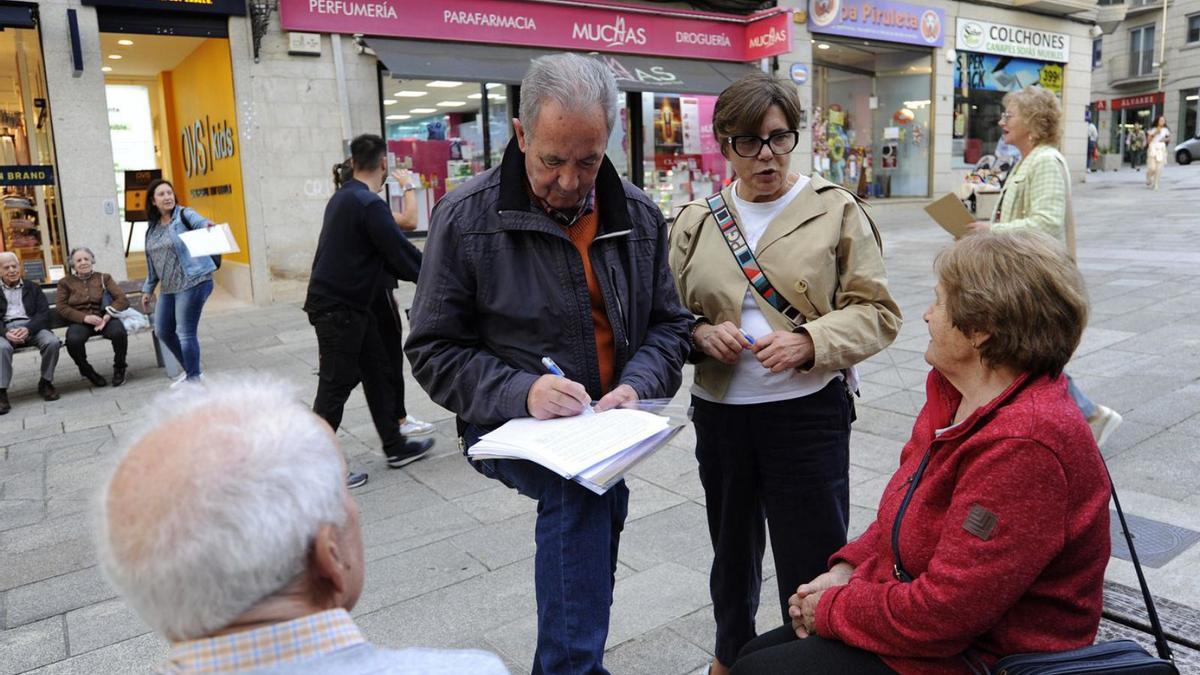 Recogida de firmas en la Praza da Igrexa por la continuidad de Torres.