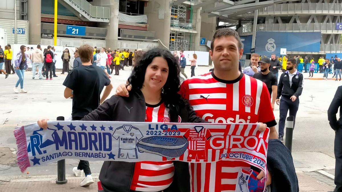 Dos gironins amb
la bufanda per recordar
el partit.  marc brugués