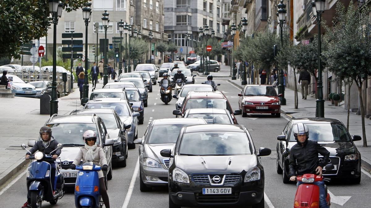 Tráfico en Alfonso XIII, una de las calles que delimitan las zonas de bajas emisiones de Vigo.