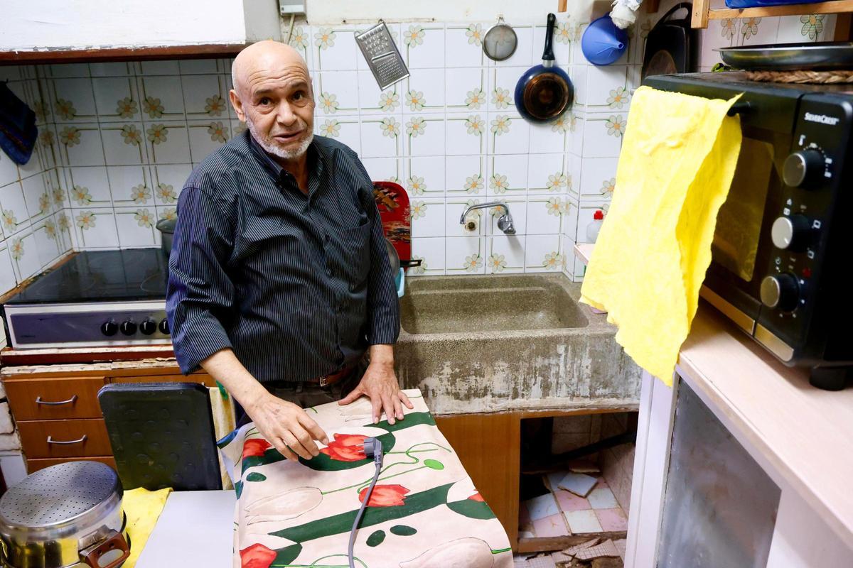 Mohamed muestra el suelo de la cocina, donde se aprecia el agujero.