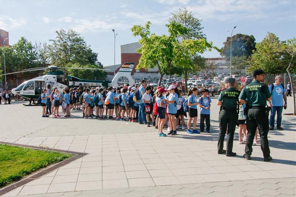 La Guardia Civil se rodea de niños en Cáceres