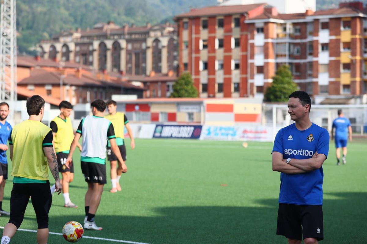 Adrián González supervisa un entrenamiento del Caudal.