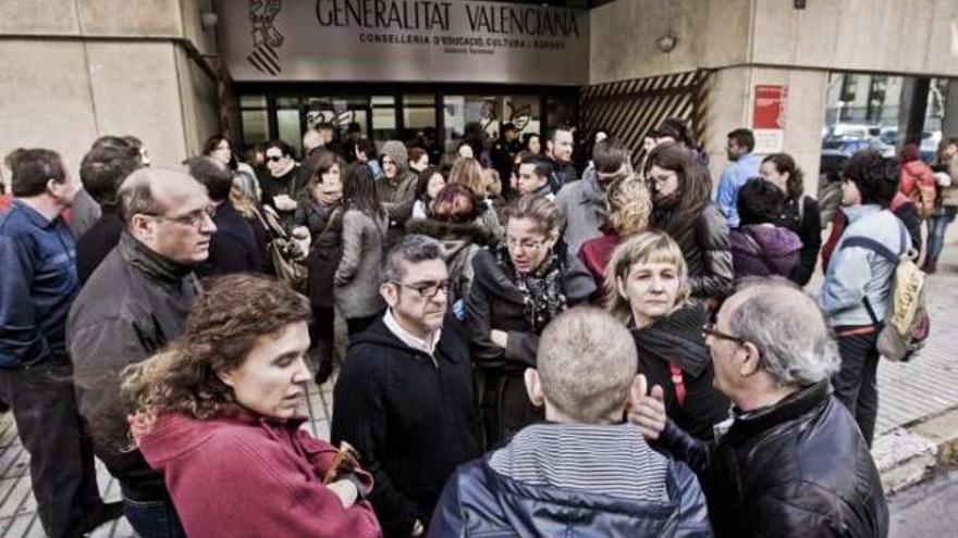 Los interinos siguieron presionando ayer ante la sede de Educación en Alicante.