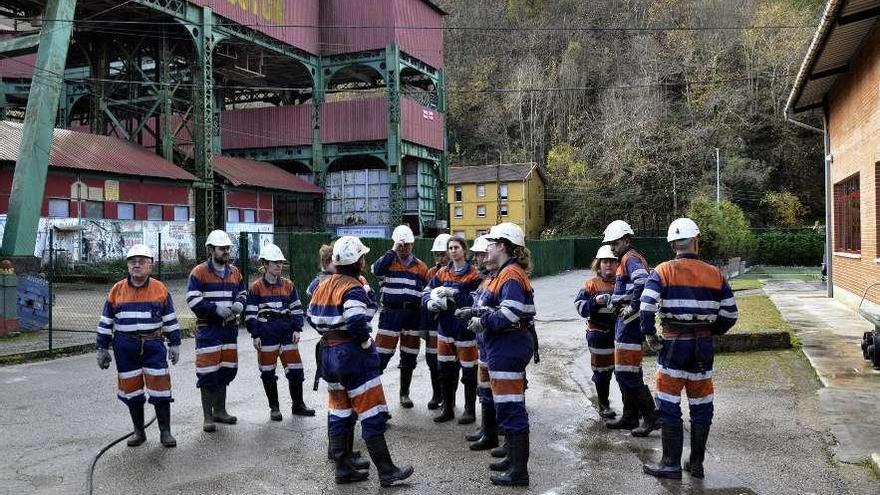 Los alumnos, durante la visita al pozo Sotón.