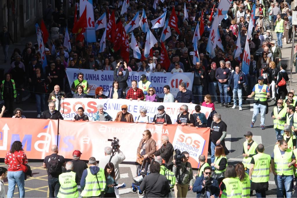 Miles de gallegos reivindican mejoras en la sanidade pública en Santiago