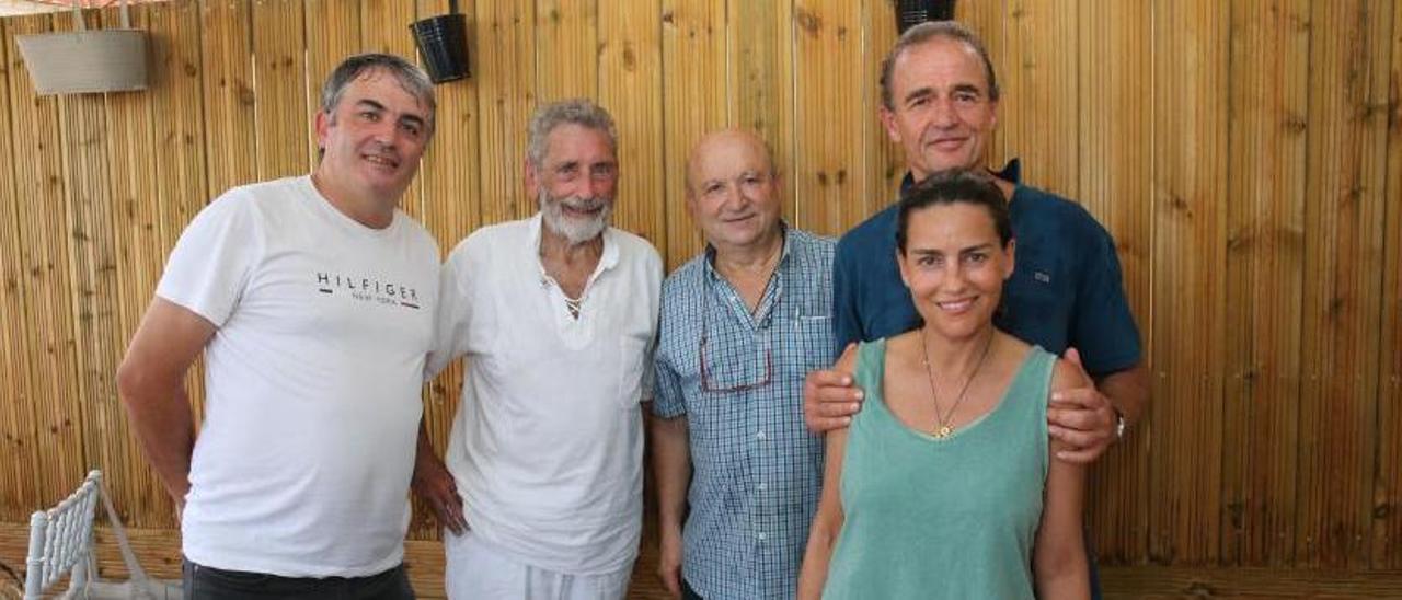 El conde Lecquio, en el restaurante Peixoto de Beluso, junto a su esposa; el dueño del restaurante, Manuel Bouzón “Peixoto”; el presidente del Celta de Vigo, Carlos Mouriño; y el párroco de Bueu, José López. | // SANTOS ÁLVAREZ