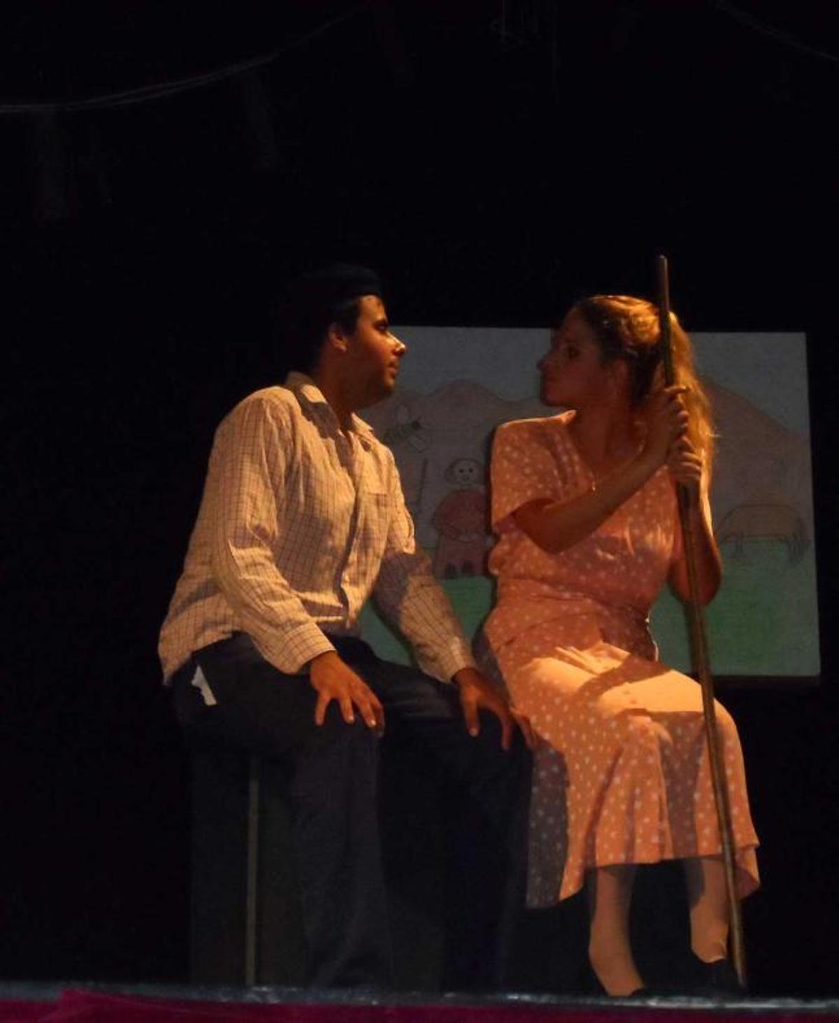 Los actores Chema Puerto y Sara Suárez, en un momento de la obra.