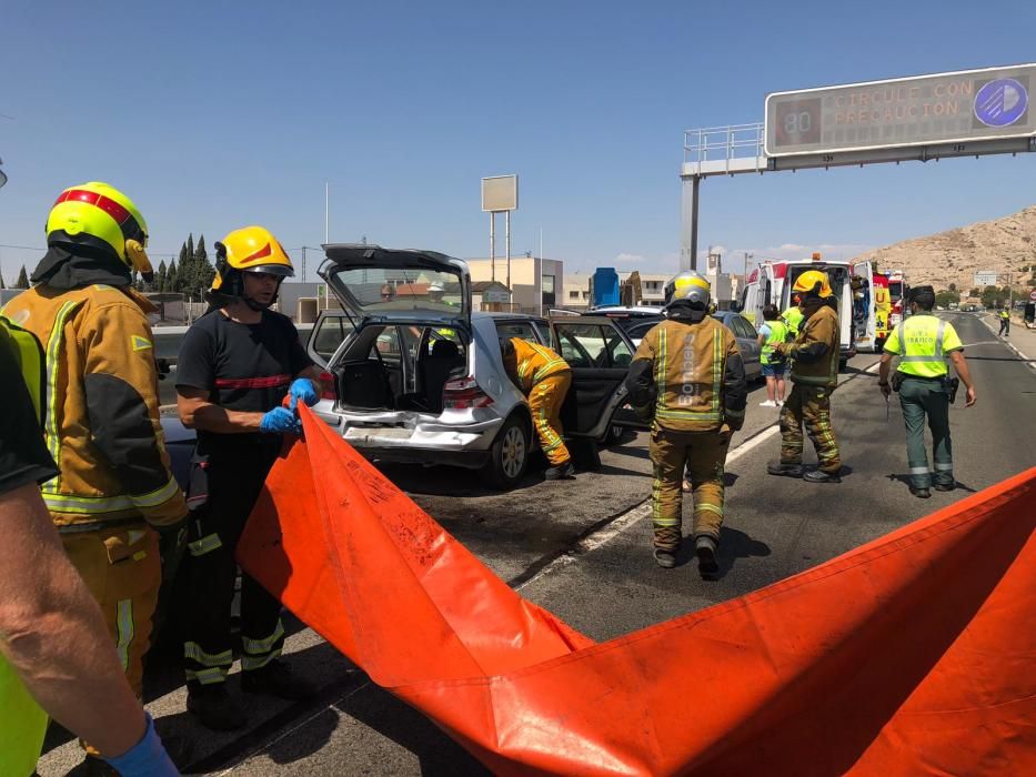 Un aparatoso accidente entre cuatro vehículos en Villena deja varios heridos