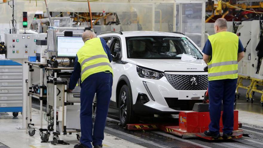Trabajadores de Stellantis Vigo, con el Peugeot 2008. | MARTA G. BREA