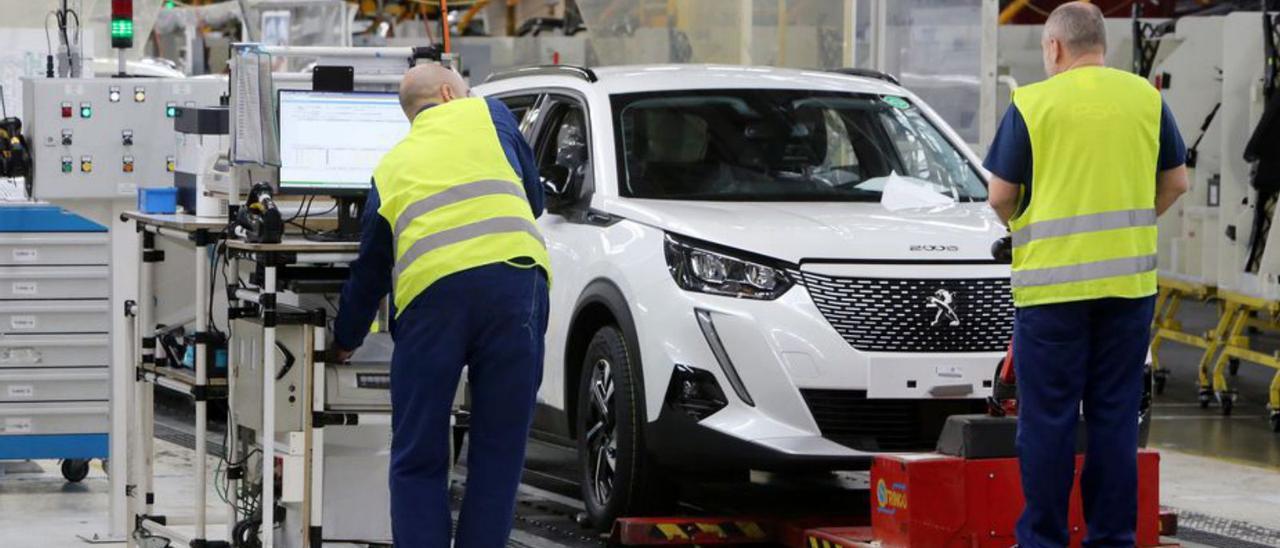 Trabajadores de Stellantis Vigo, con el Peugeot 2008. |  MARTA G. BREA